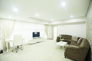 Standard Triple Room | In-room safe, desk, blackout drapes, soundproofing - CONTINENT HOTEL (Baku)