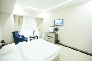 خزنة داخل الغرفة ومكتب وستائر تعتيم وتجهيزات عازلة للصوت