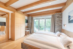 2 عدّة غرف نوم وخزنة داخل الغرفة وواي فاي وملاءات أسرّة