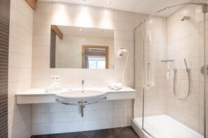 Hair dryer, towels, soap, shampoo - **** Apartment Teichrose for 2 - 4 people in the apartment resort Hackenschmiede (Mauterndorf)