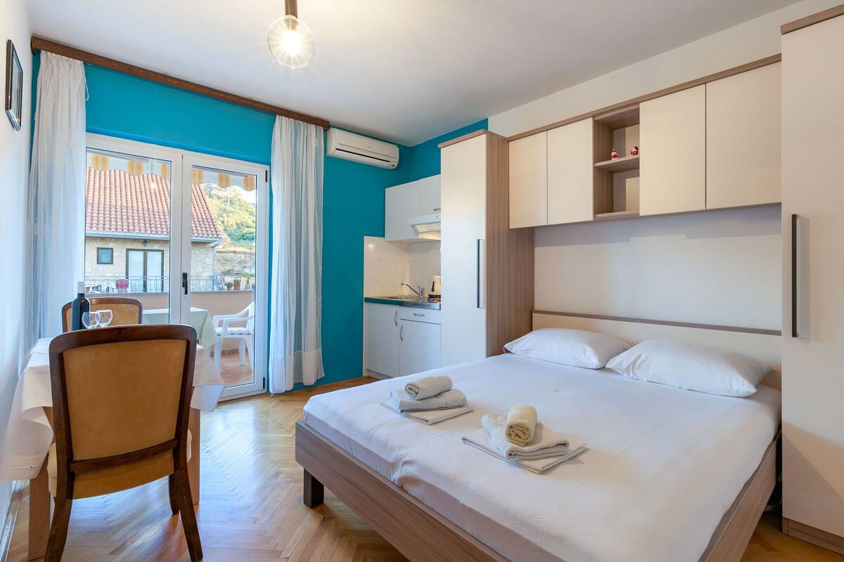 Studio, Balcony | Blackout drapes, soundproofing, WiFi (free), bed sheets