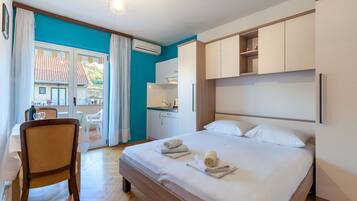 Studio, Balcony | Blackout drapes, soundproofing, free WiFi, bed sheets