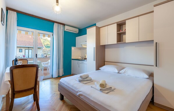 Studio, Balcony | Blackout drapes, soundproofing, free WiFi, bed sheets - Apartment and rooms Dobrila in Jelsa (Jelsa)