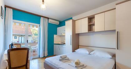 Apartment and rooms Dobrila in Jelsa