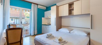 Apartment and rooms Dobrila in Jelsa