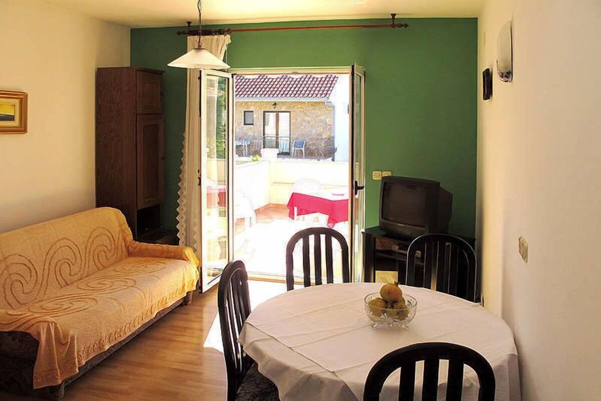 Deluxe Apartment | Living area | Flat-screen TV