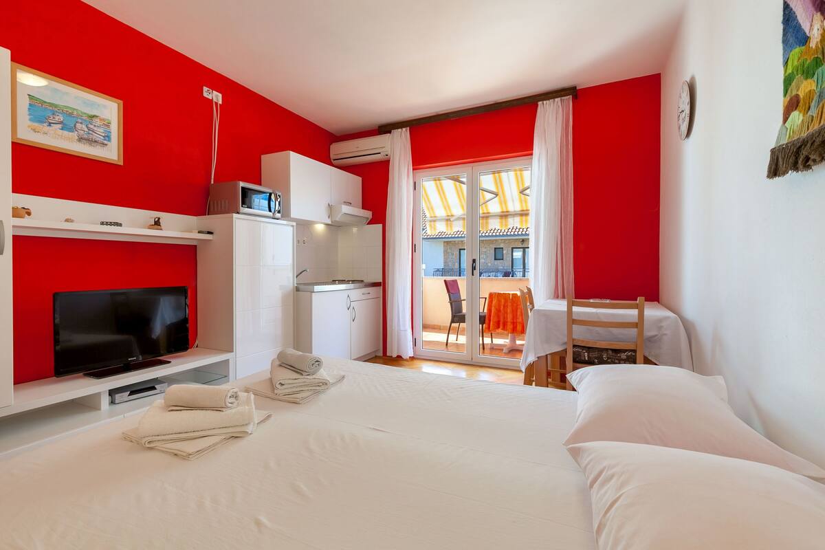 Studio, Terrace | Blackout drapes, soundproofing, WiFi (free), bed sheets