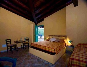 1 Schlafzimmer, Zimmersafe, individuell dekoriert, Schreibtisch