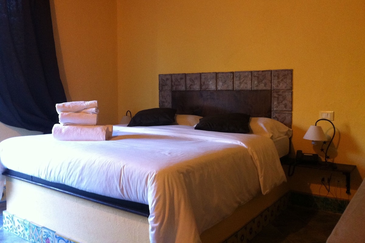 Superior Double Room, Garden View | 1 bedroom, in-room safe, individually decorated, desk
