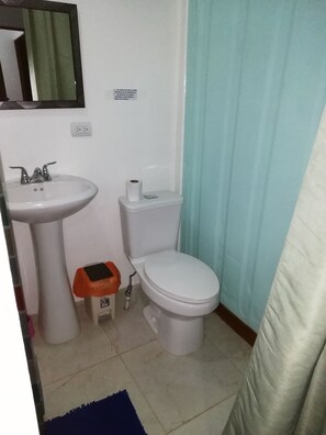 Deluxe Room, 1 King Bed, Mountain View | Bathroom