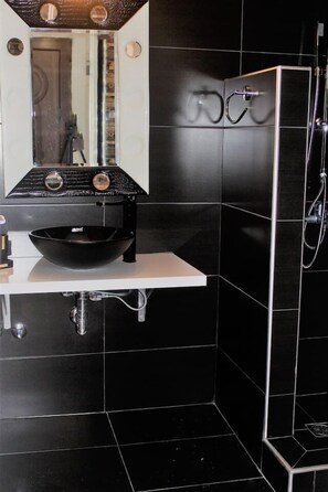 Studio | Bathroom | Shower, hair dryer, towels - Fig Suites (Sithonia)