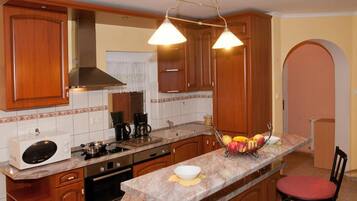 Jääkaappi, mikroaaltouuni, liesi, astianpesukone