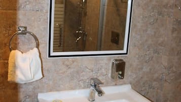 Deluxe Room | Bathroom | Shower, towels