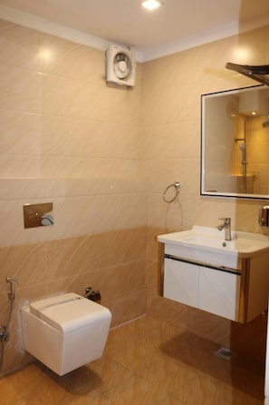 Shower, towels - Hotel Blue Lagoon (Haridwar)