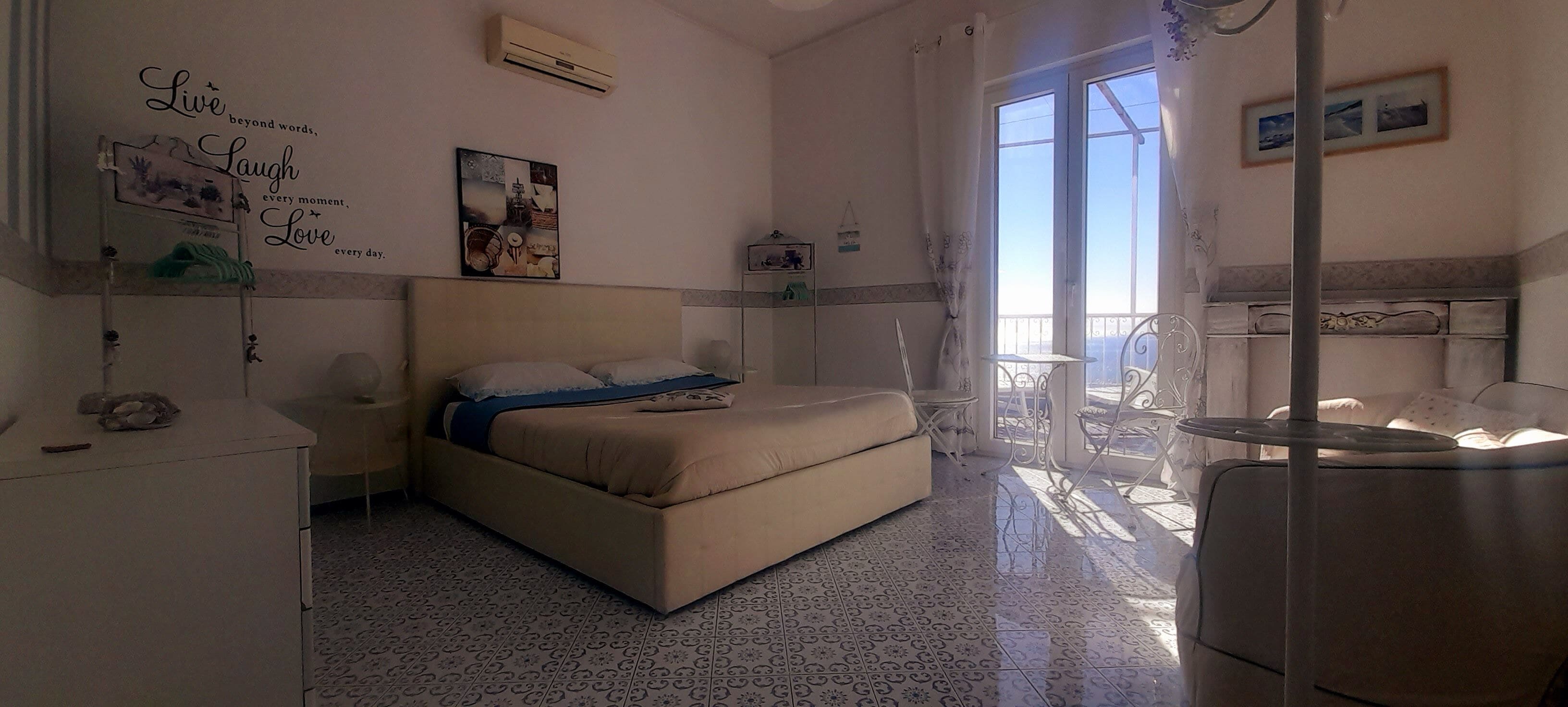 2 habitaciones, tabla de planchar con plancha y cuna de viaje 