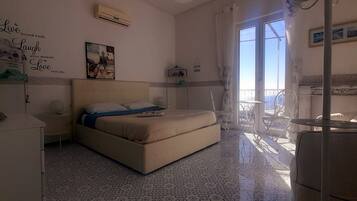 2 habitaciones, tabla de planchar con plancha y cuna de viaje