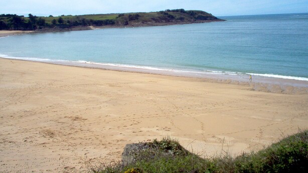 A beach with a sandy shore and a calm sea. - SAND GRAIN *** STARS 700 METERS FROM THE BEACHES BETWEEN CANCALE AND SAINT MALO (Saint-Coulomb)