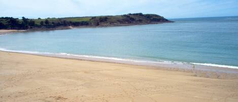 Una spiaggia nelle vicinanze