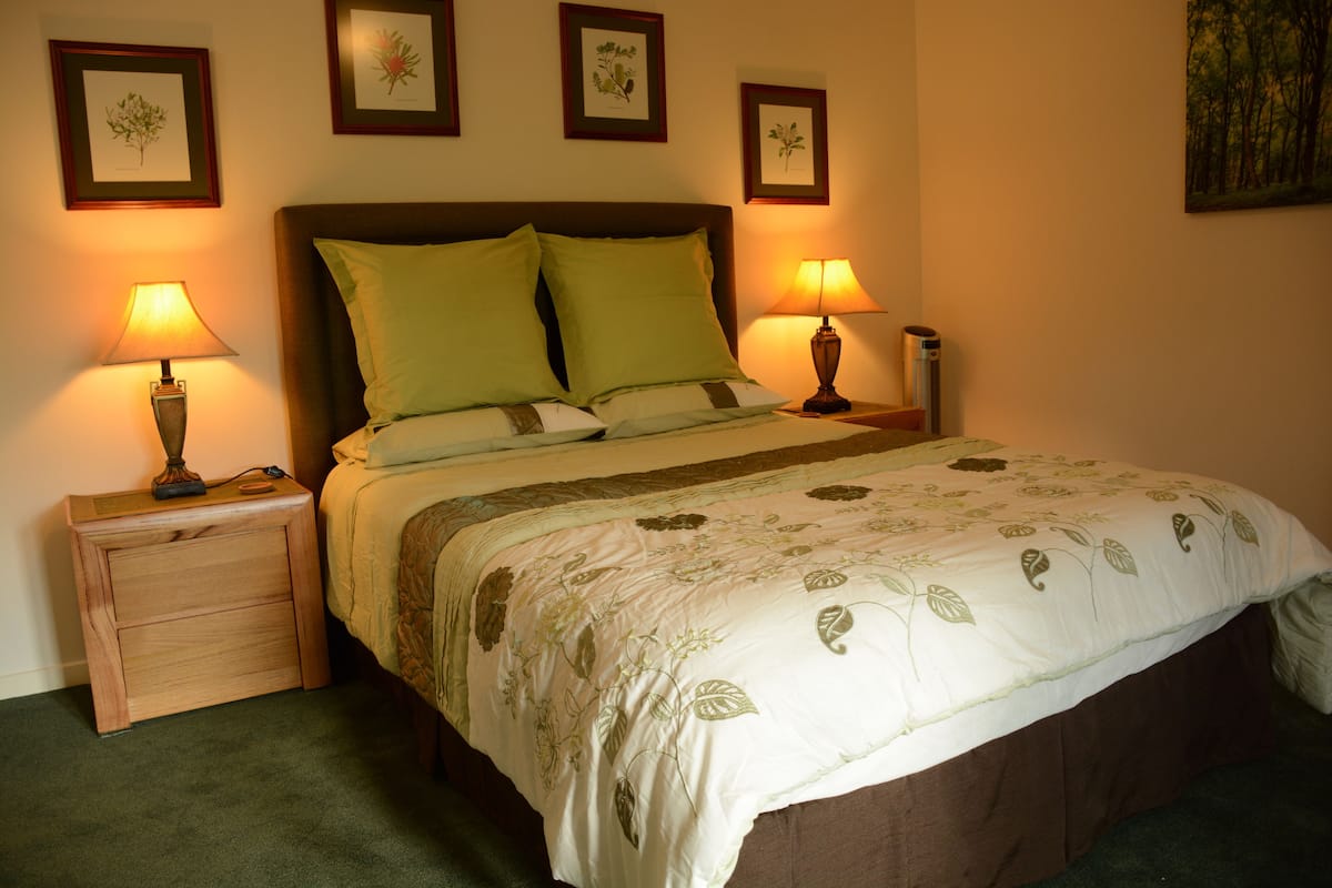 Deluxe Double Room, 1 Katil Ratu (Queen), Private Bathroom, Garden View | Dihias secara berasingan, dilengkapkan perabot secara berasingan