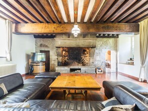 TV, fireplace - Medieval castle for a historic stay in Bricquebosq (Bricquebosq)