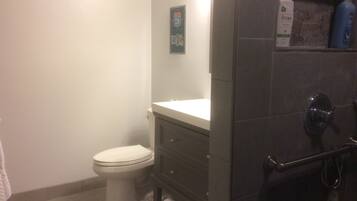 SĂšche-cheveux, serviettes fournies, shampoing, papier toilette