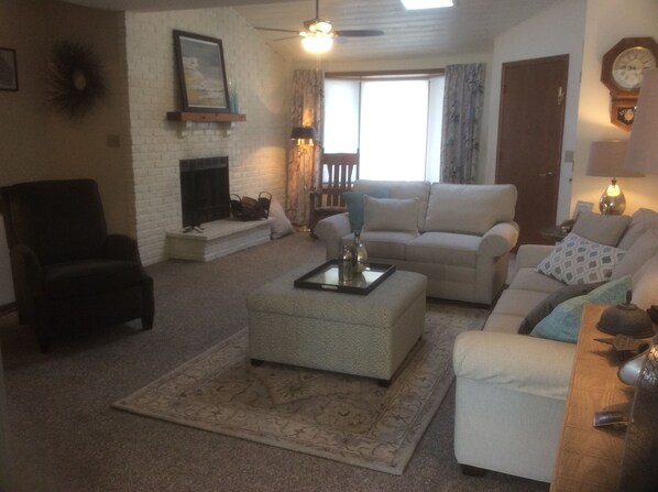 Fernseher, Kamin, DVD-Player, Bücher