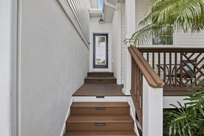 Exterior detail - Minnie Cottage-Beautiful 3 bedrooms with pool/spa and short walk to beach!! (Holmes Beach)