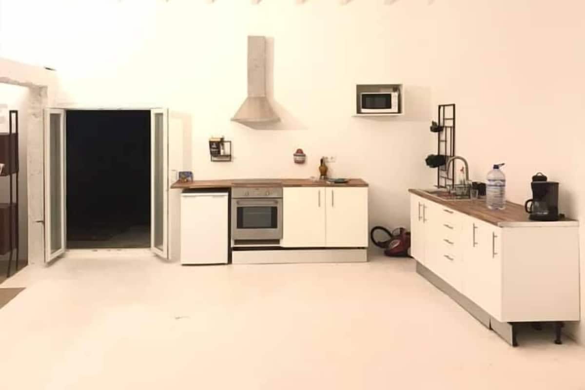 Muebles diferentes y tabla de planchar con plancha