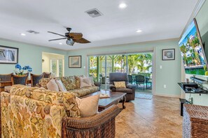 TV - P55 - Beautiful 3 bedroom, 3 bath home with private pool and hot tub. (Marathon)