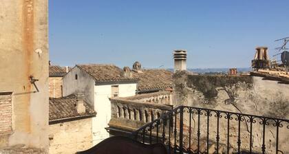 Altstadt von Penne, lebendige Abruzzo HĂŒgel der Stadt in der NĂ€he von Berge und StrĂ€nde