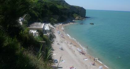 Historiallinen keskusta Penne, vilkas Abruzzo kukkulan kaupunki lähellä vuoria ja rantoja