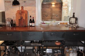 Fridge, oven, dishwasher, coffee/tea maker