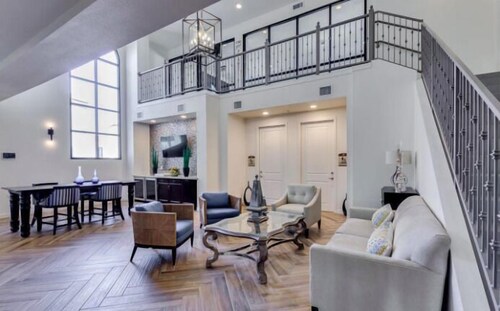 Gorgeous Condo Large Resort Pool & mountain views! 30 Night Min!