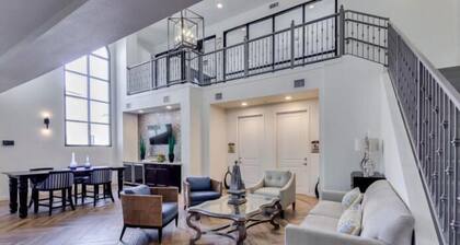 Gorgeous Condo Large Resort Pool & mountain views! 30 Night Min!
