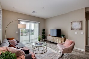 Televisión y chimenea 