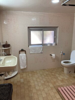 Family Villa, 3 Bedrooms, Sea View | Bathroom - Cabanon pied dans l eau (El Mansouria)