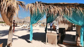 Playa en los alrededores y sombrillas