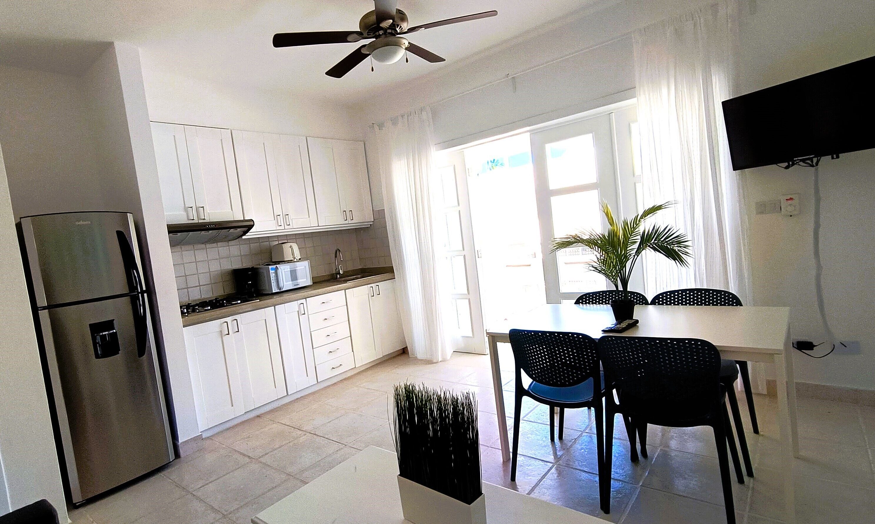 Refrigerador, cafetera y tetera y utensilios de cocina 