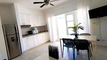 Refrigerador, cafetera y tetera y utensilios de cocina