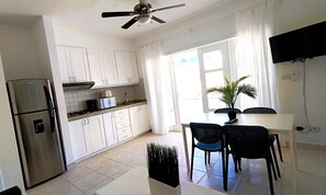 Kjøleskap, kaffetrakter/tekoker, kjøkkenutstyr og papirhåndklær