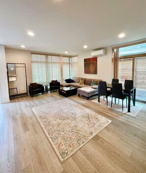 Smart TV, fireplace, offices, computer monitors