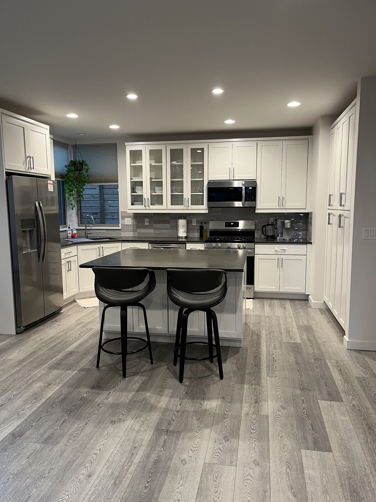 New centrally located townhouse with rooftop deck. Walk to restaurants and shops