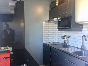 Réfrigérateur, micro-ondes, plaque de cuisson, cafetière/bouilloire