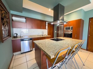 Kühlschrank, Mikrowelle, Ofen, Geschirrspüler