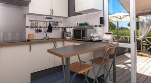 Réfrigérateur, micro-ondes, plaque de cuisson, cafetière/bouilloire