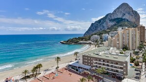 Ein Küstenhotel mit Blick auf das Meer und einen markanten Berg.