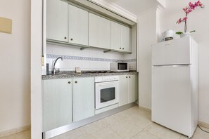 Køleskab, mikrobølgeovn, ovn, kogeplade