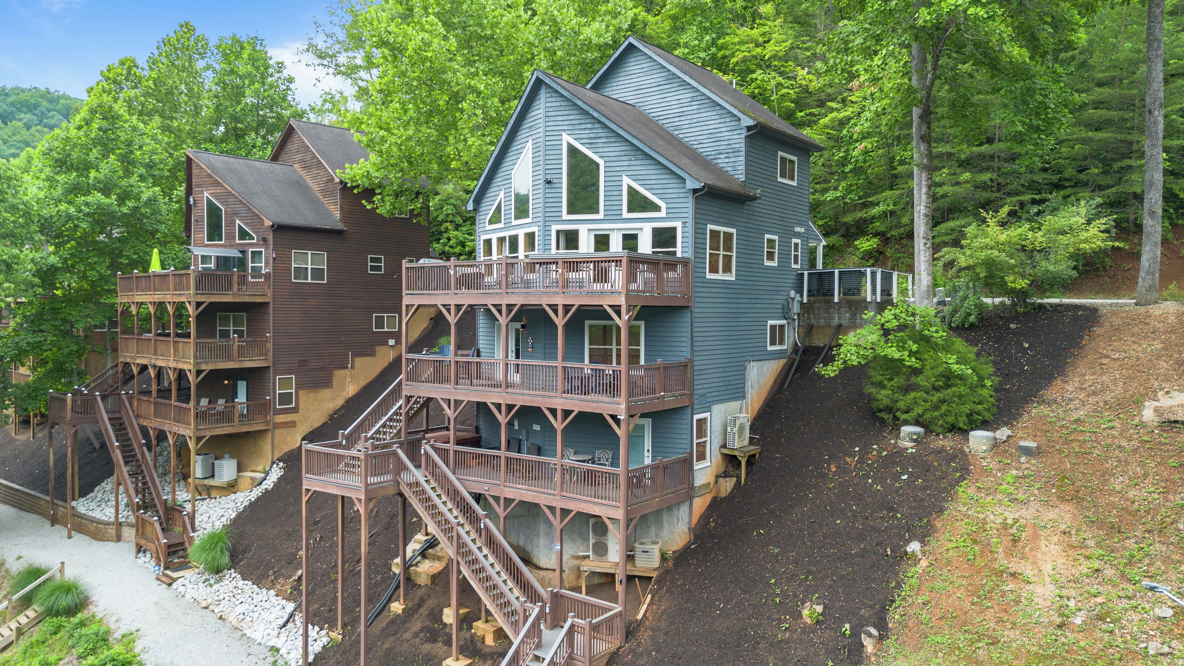 Une maison à deux étages avec un balcon et un escalier.