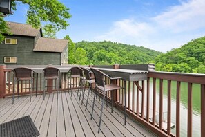 Outdoor dining - Best Cove on Norris Lake, Aug Weekend Avail, Close to Jumping Bridge (LaFollette)