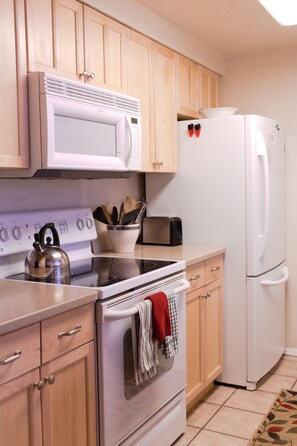 Frigorifero, microonde, forno, piano cottura